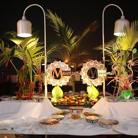 Park Lane Hotel Lahore Exterior photo A buffet at a resort