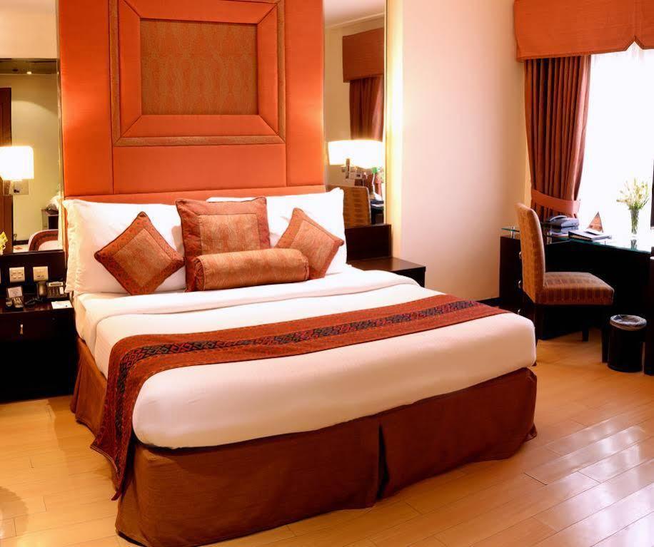 Park Lane Hotel Lahore Exterior photo A bedroom at the hotel