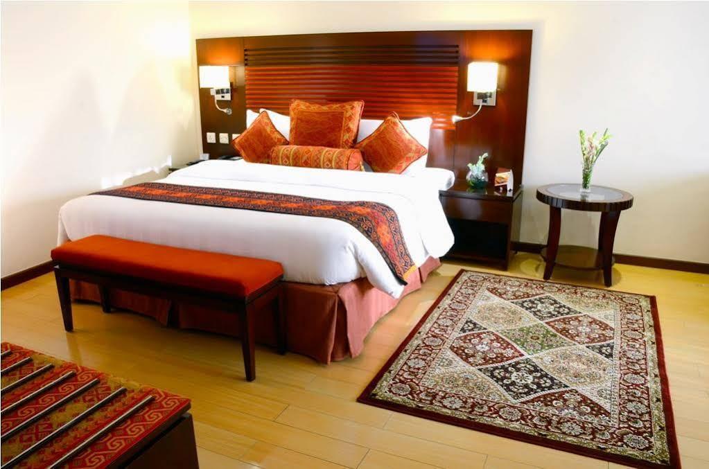 Park Lane Hotel Lahore Exterior photo A bedroom at the hotel