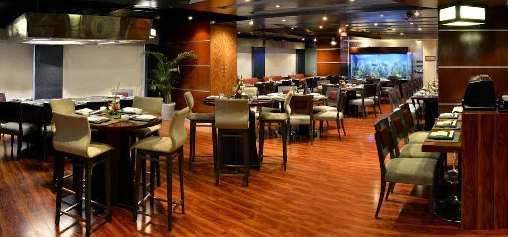 Park Lane Hotel Lahore Exterior photo The interior of a restaurant