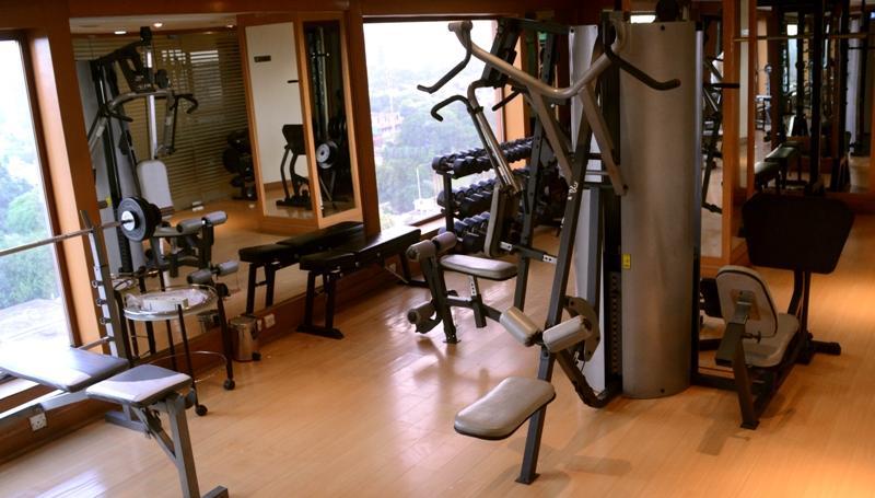 Park Lane Hotel Lahore Exterior photo A gym in a hotel