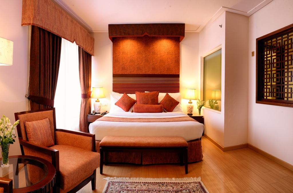 Park Lane Hotel Lahore Exterior photo A bedroom at the Taj Mahal Palace