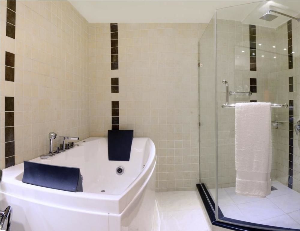 Park Lane Hotel Lahore Exterior photo A wet room