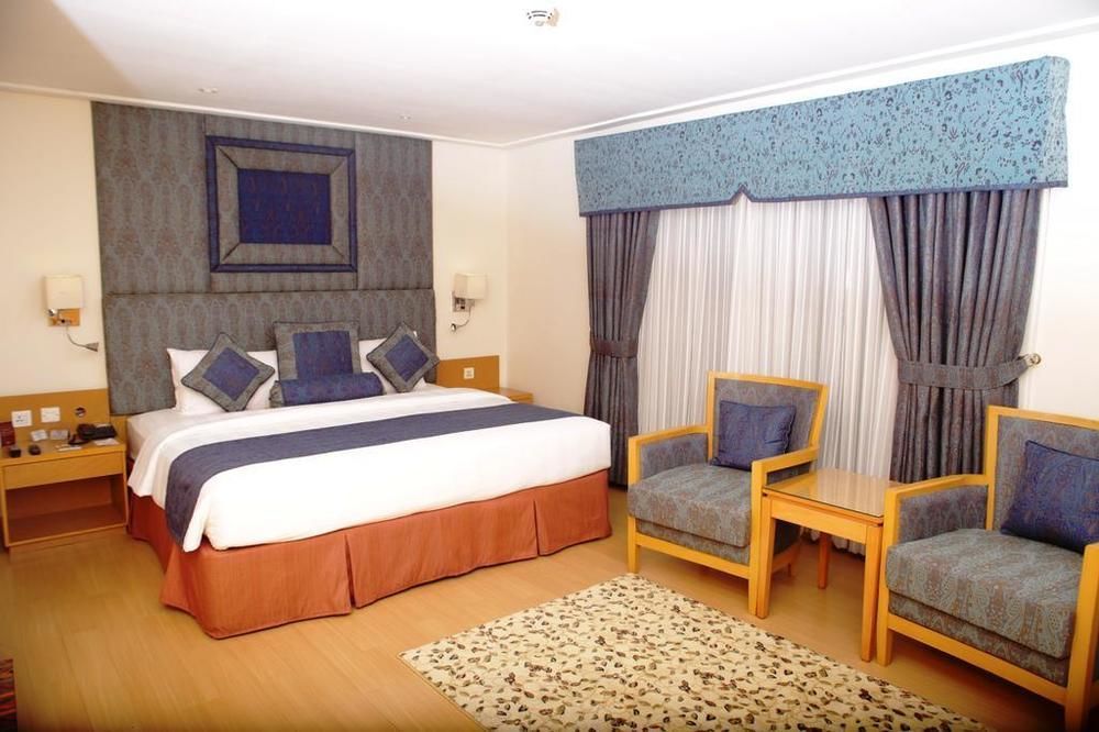 Park Lane Hotel Lahore Exterior photo A bedroom at the hotel
