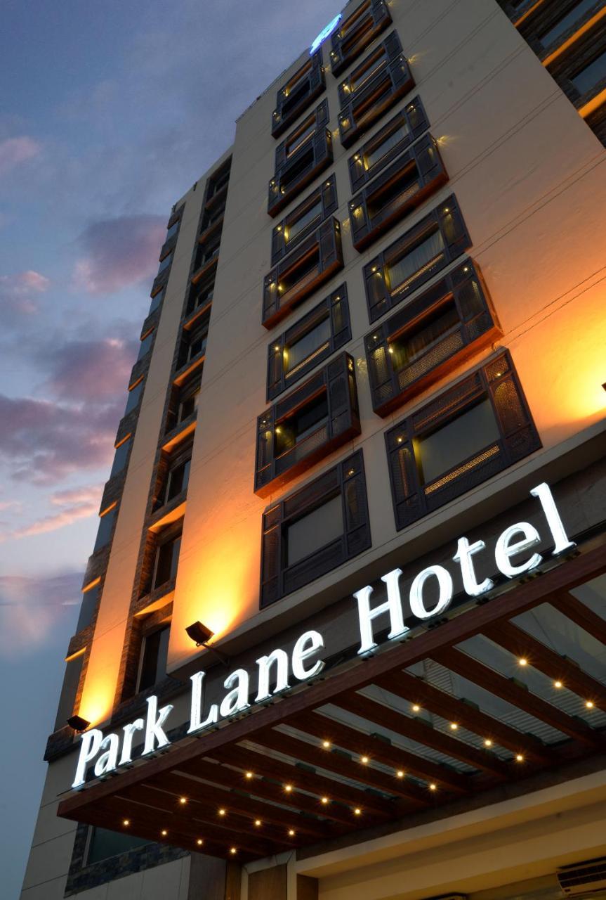 Park Lane Hotel Lahore Exterior photo The hotel at night