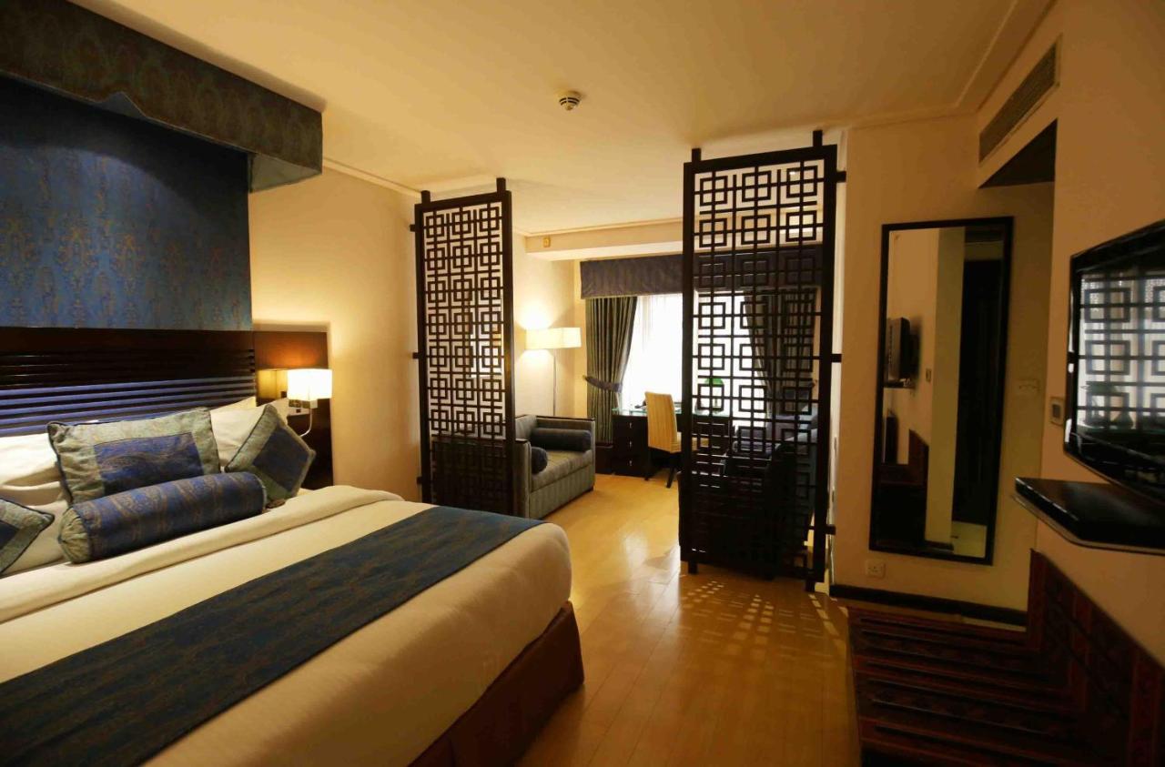 Park Lane Hotel Lahore Exterior photo A room at the hotel