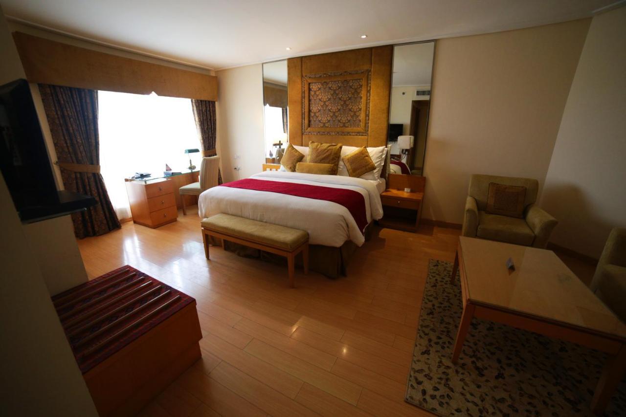 Park Lane Hotel Lahore Exterior photo A room at the Taj Bengal