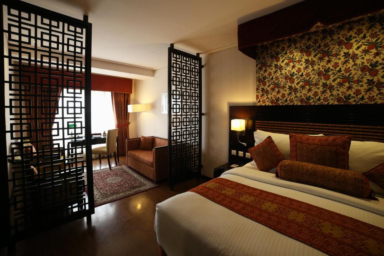 Park Lane Hotel Lahore Exterior photo A room at the Taj Bengal