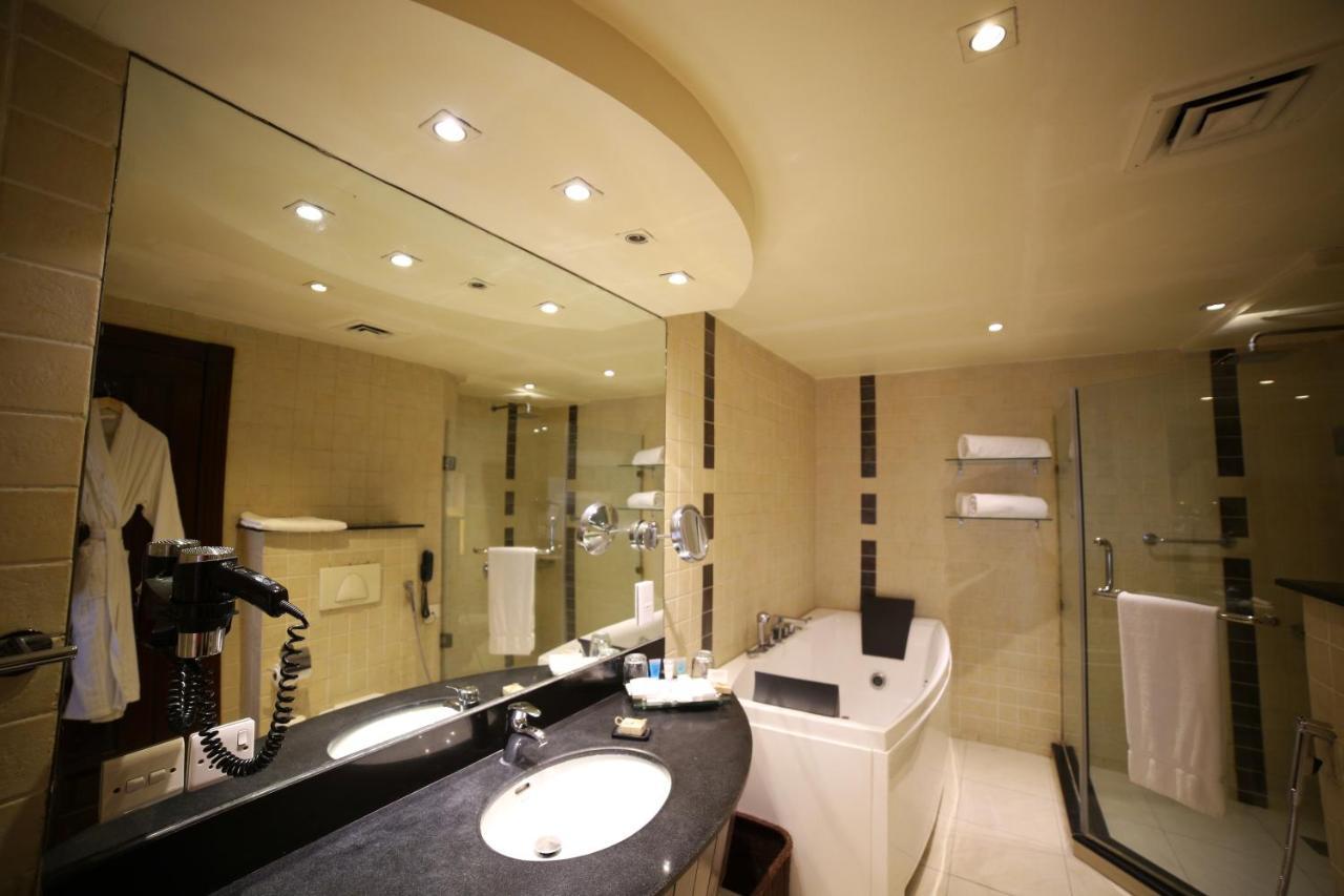 Park Lane Hotel Lahore Exterior photo A bathroom in a hotel