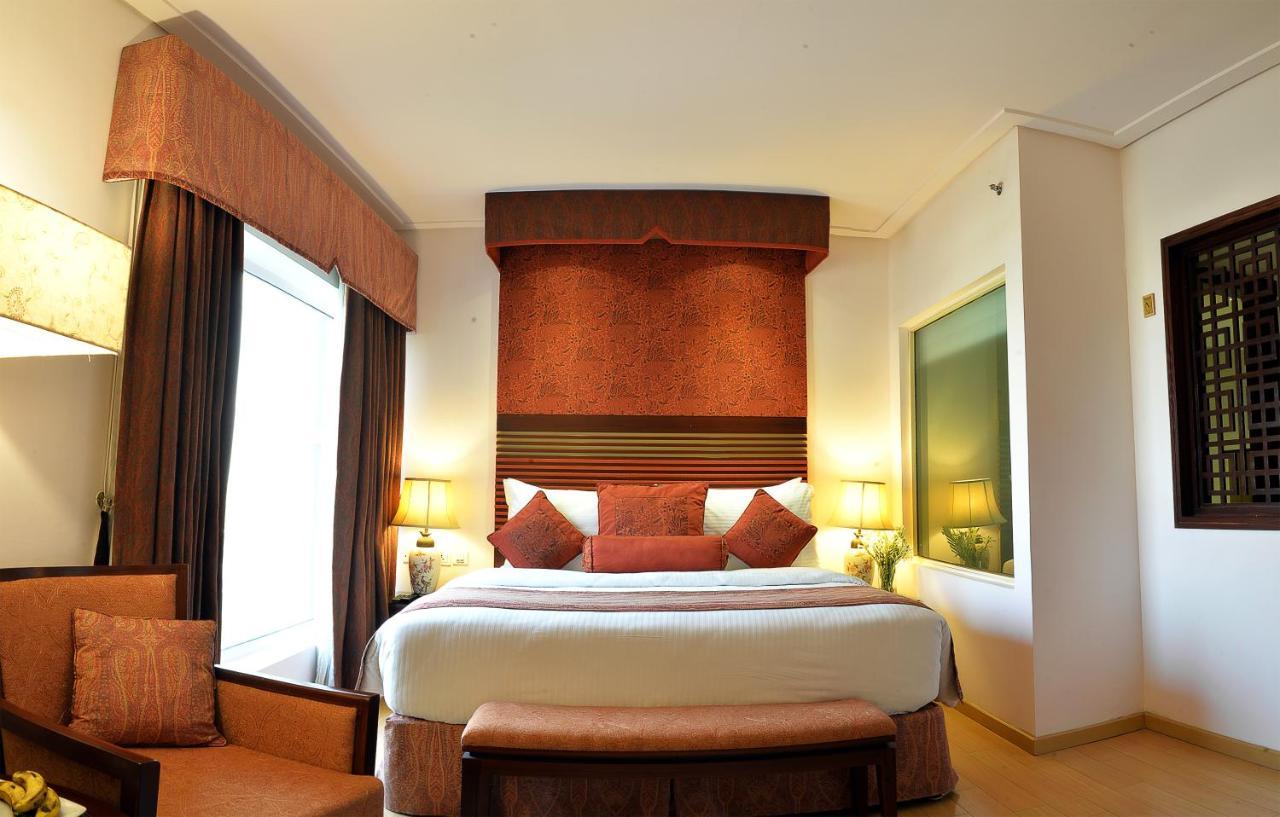 Park Lane Hotel Lahore Exterior photo A bedroom at the Taj Bengal
