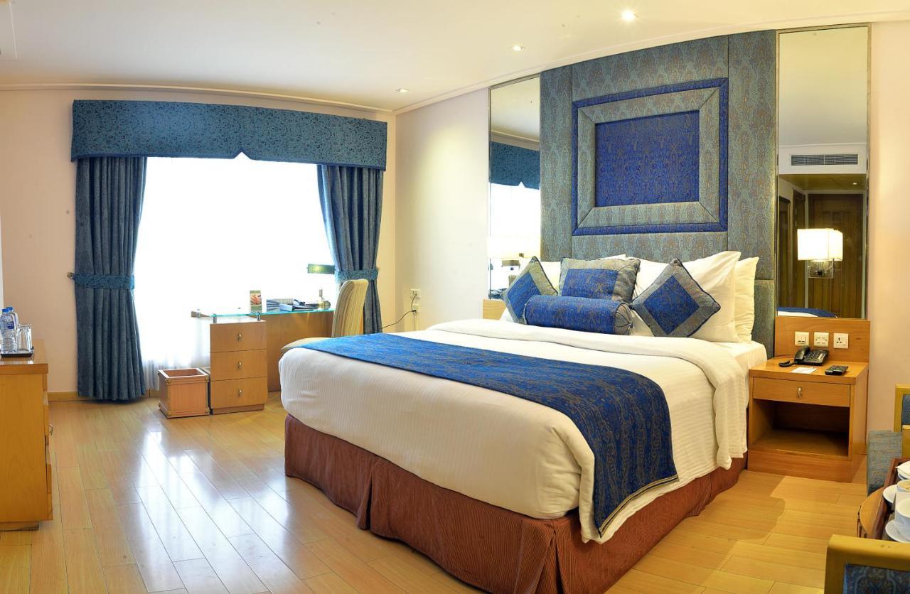 Park Lane Hotel Lahore Exterior photo A bedroom at the hotel