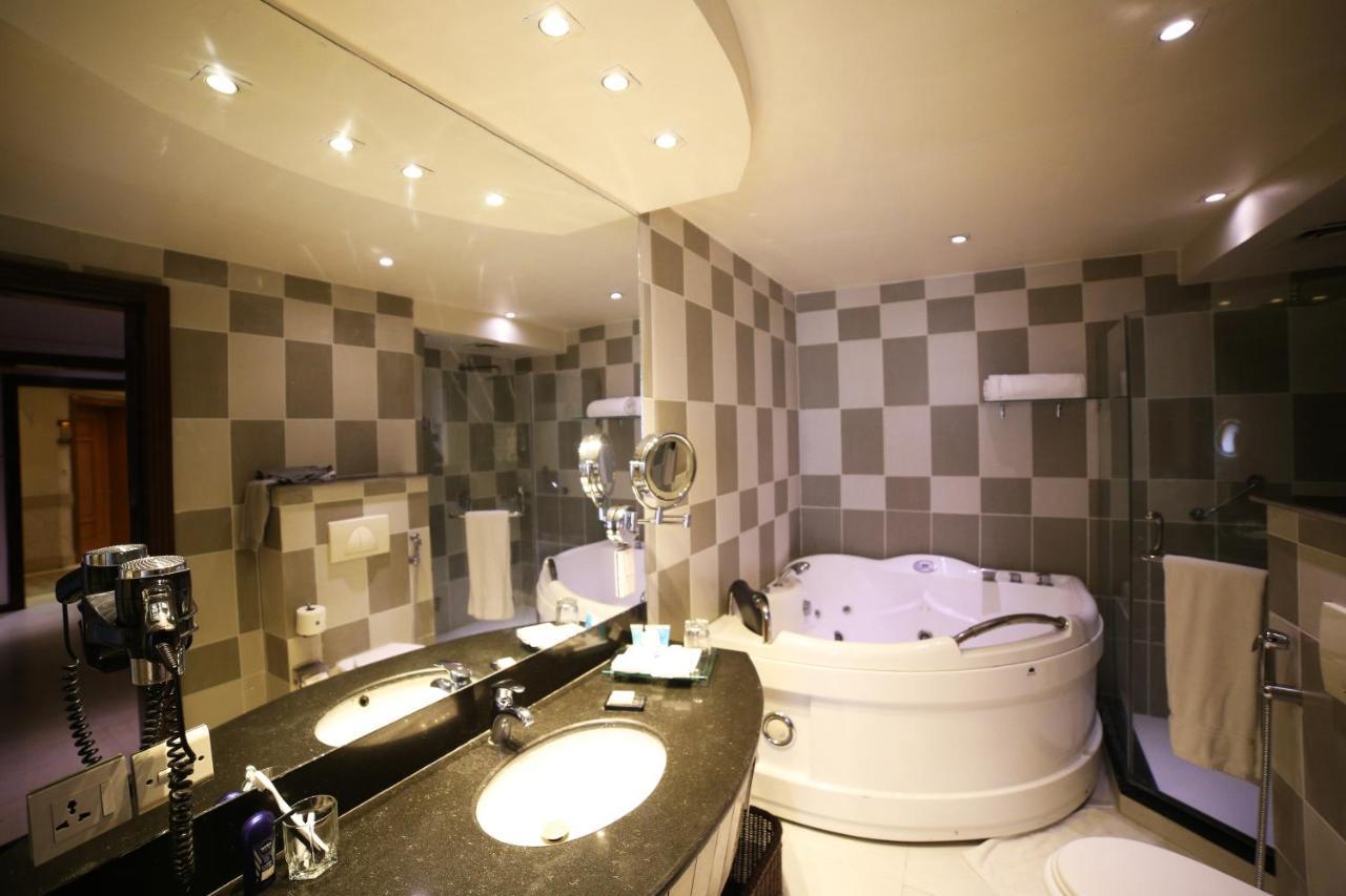 Park Lane Hotel Lahore Exterior photo A modern bathroom