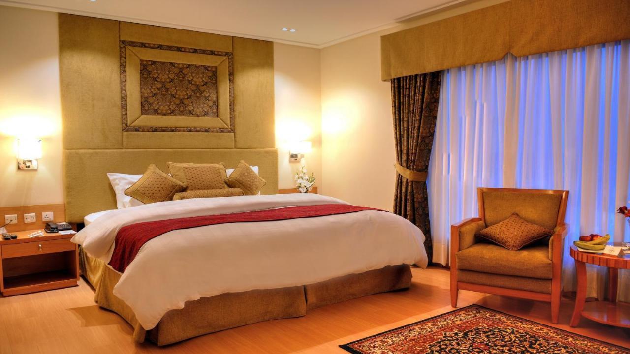 Park Lane Hotel Lahore Exterior photo A bedroom at the hotel