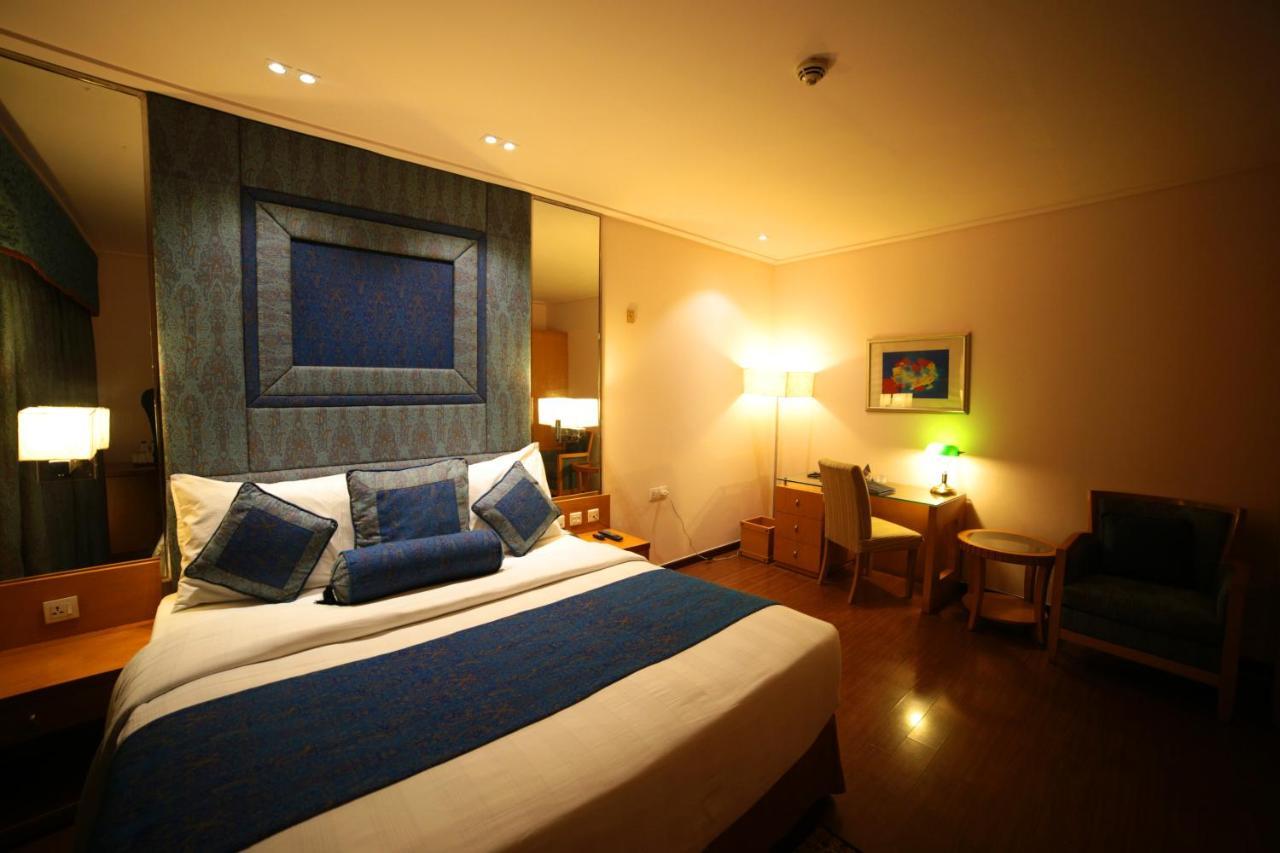 Park Lane Hotel Lahore Exterior photo A room at the Taj Bengal