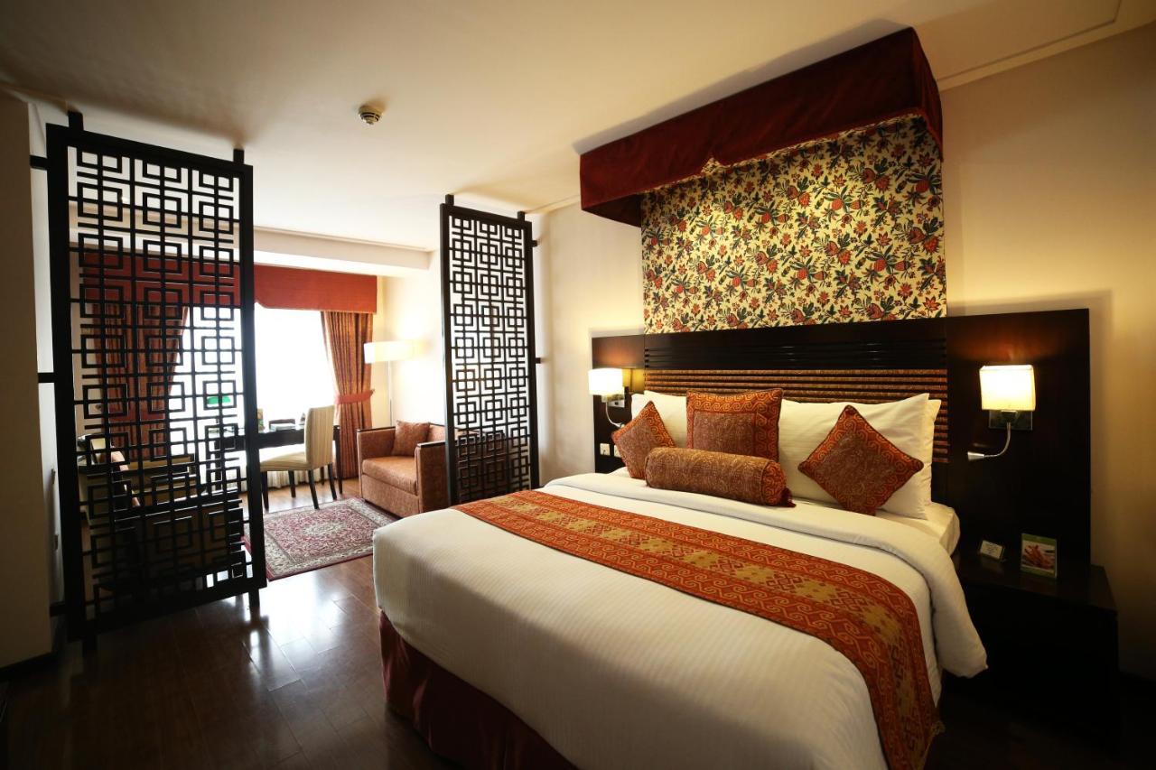 Park Lane Hotel Lahore Exterior photo A suite at the hotel