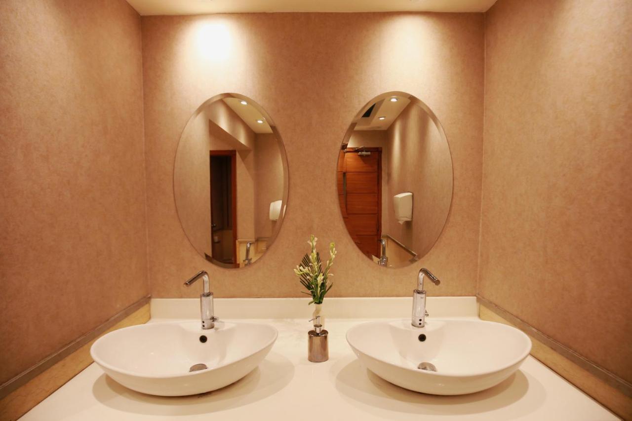 Park Lane Hotel Lahore Exterior photo Bathroom