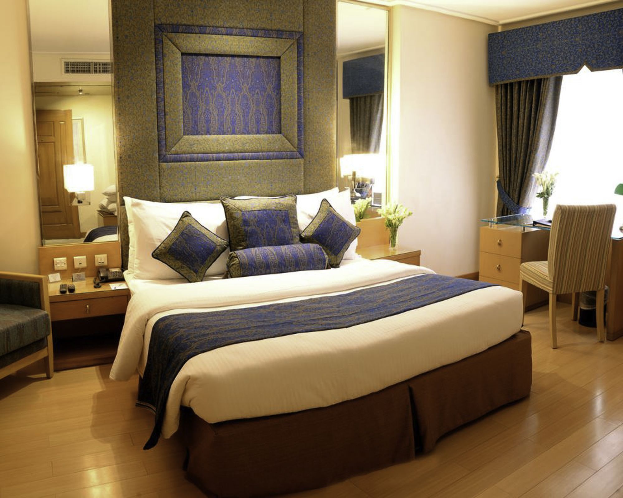 Park Lane Hotel Lahore Exterior photo A room at the Taj Bengal