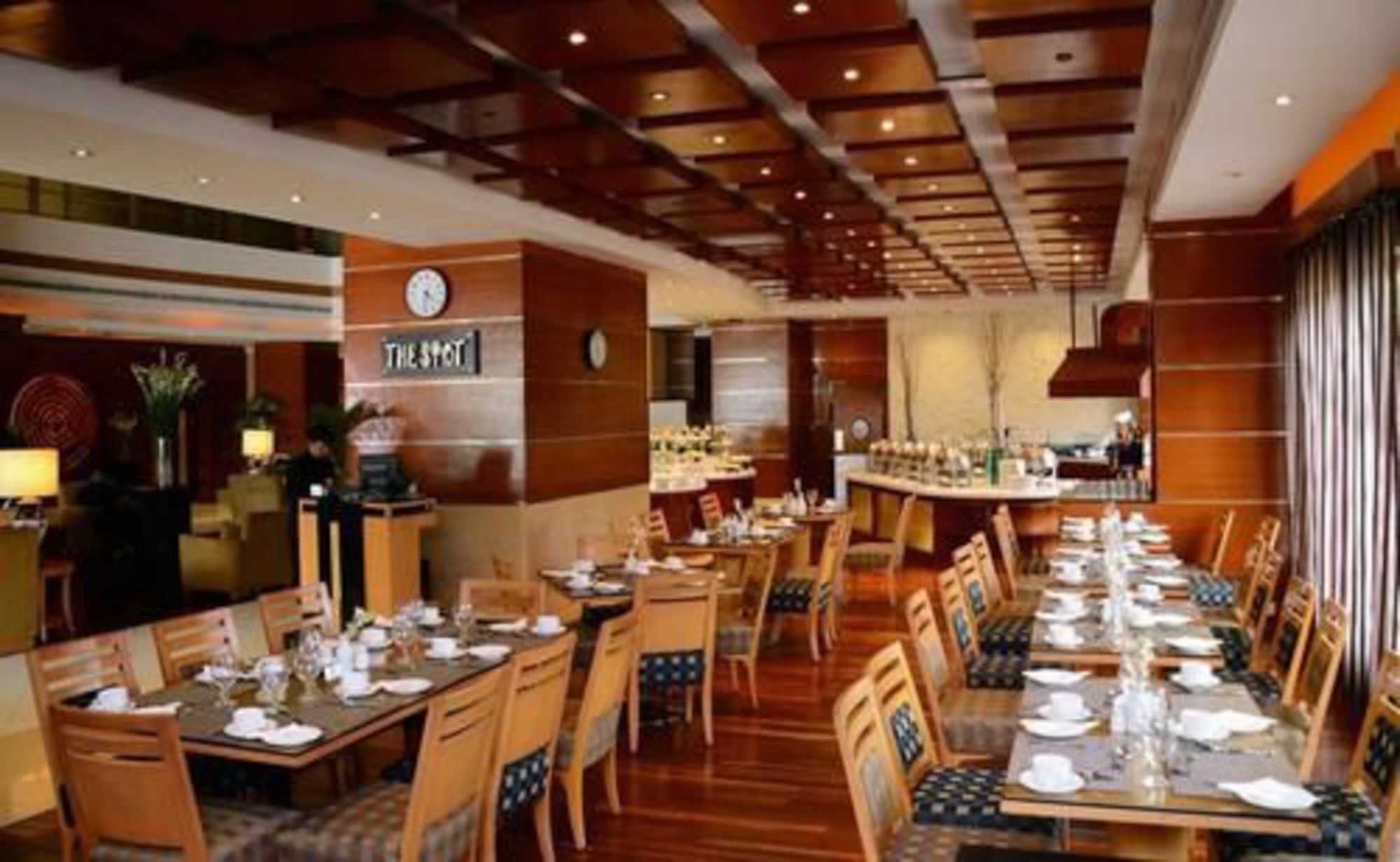 Park Lane Hotel Lahore Exterior photo The interior of the restaurant